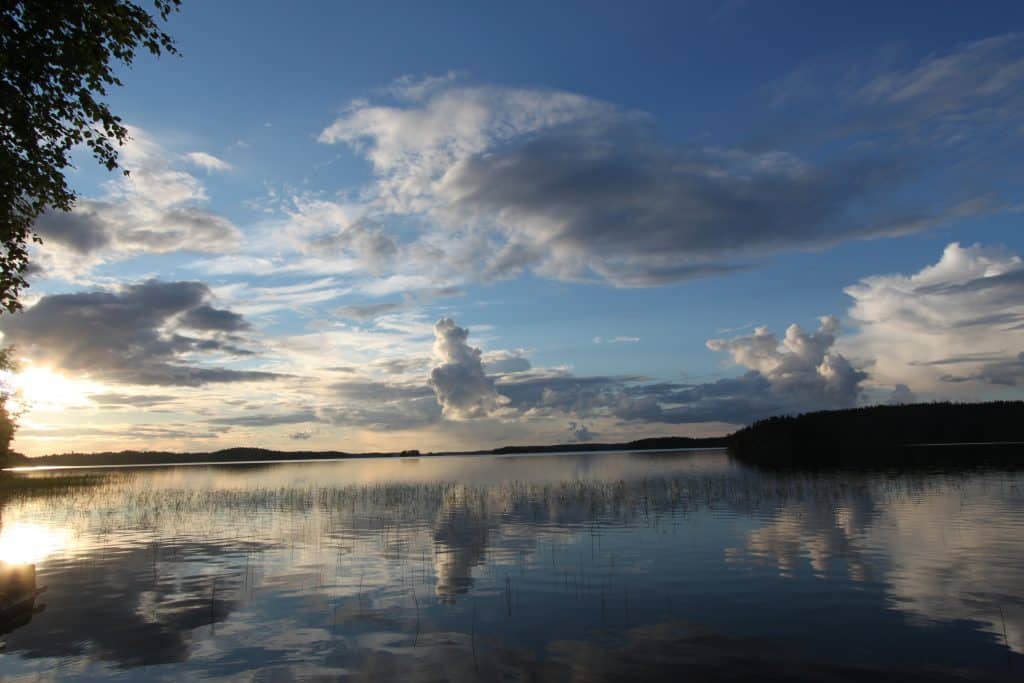 Tyyni järvimaisema. Aholan mökit Padasjoki.