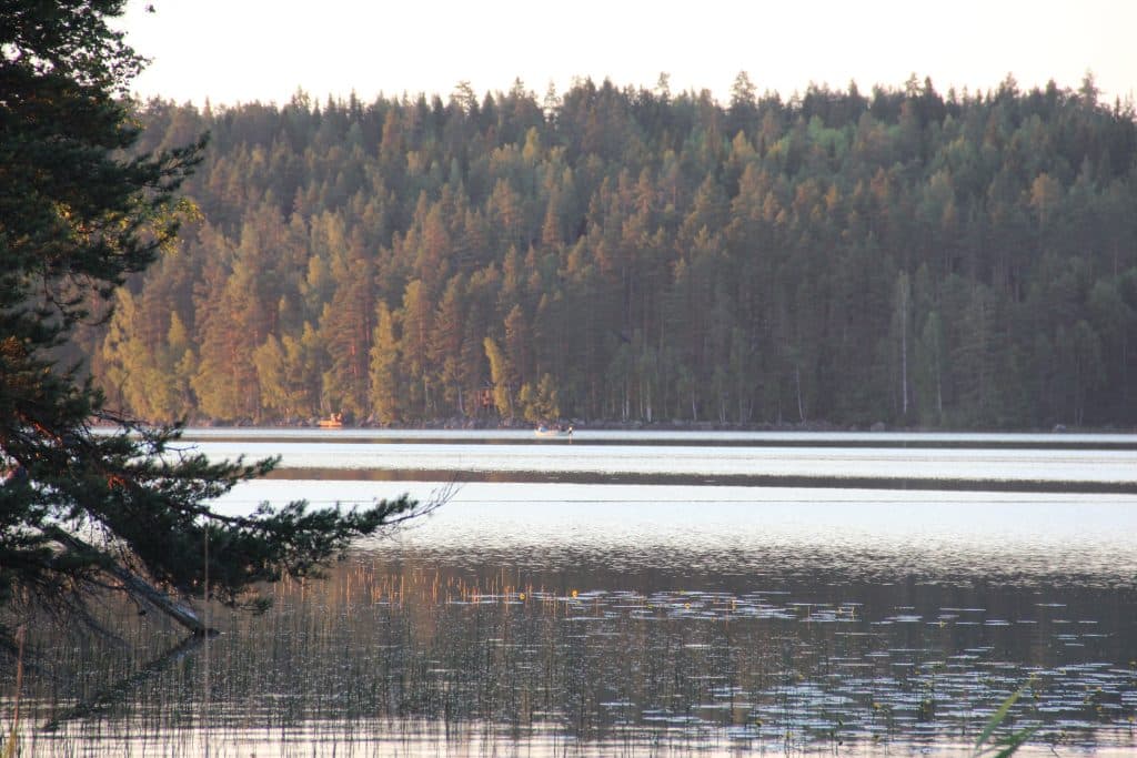 Kalastajat venelilemässä järvellä. Aholan mökit Padasjoki.
